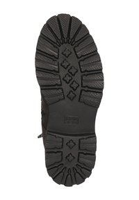 Suola di stivale nera e resistente con scanalature profonde e motivi a diamante per una buona aderenza su uno sfondo bianco.