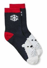 Calzini blu navy con un soffice design di orso polare bianco sulla punta, accenti rossi sulla parte superiore e sul tallone, e un fiocco di neve bianco sul lato.