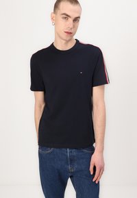 Tommy Hilfiger GLOBAL STRIPE TAPE TEE - Basic T-shirt - desert sky