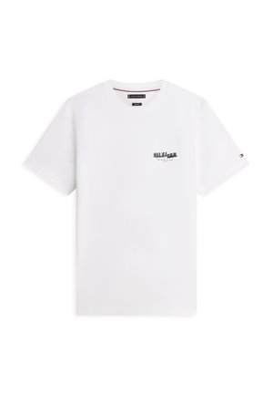 Hvid T-shirt med korte ærmer og rund hals, med lille sort "Hilfiger" tekstlogo på venstre bryst og lille flaglogo på venstre ærme.