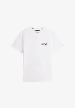 Weißes T-Shirt mit kurzen Ärmeln und Rundhalsausschnitt, mit kleinem schwarzem "Hilfiger"-Textlogo auf der linken Brust und kleinem Flaggenlogo am linken Ärmel.