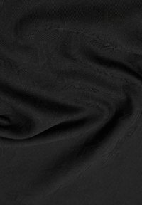 Tessuto nero con una superficie texturizzata, caratterizzato da un motivo sottile. Il materiale appare liscio e leggermente lucido, con morbide pieghe.