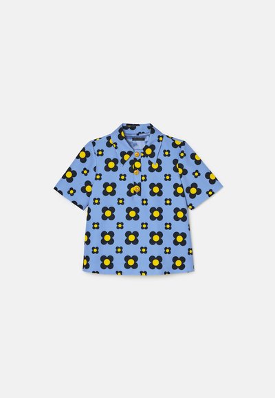 Kurzarm-Poloshirt in Hellblau mit floralem Muster aus schwarzen Blumen mit gelbenmitten; dreiknöpfige Knopfleiste.