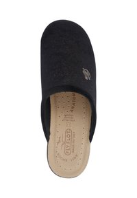 Zoccolo in suede nero con punta arrotondata, parte superiore testurizzata e soletta imbottita con perforazioni per la traspirabilità. Dettaglio del logo argentato.