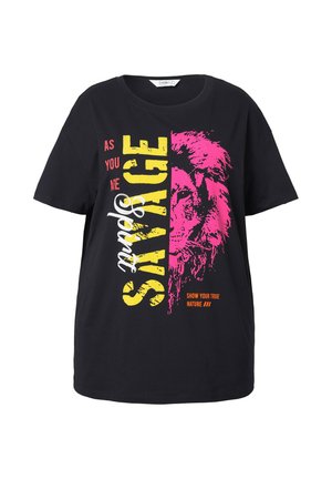 T-shirt in cotone nero con una grafica di un leone in rosa, giallo e testo bianco. La scritta "SAVAGE" e "MOSTRA LA TUA VERA NATURA" sono ben visibili.
