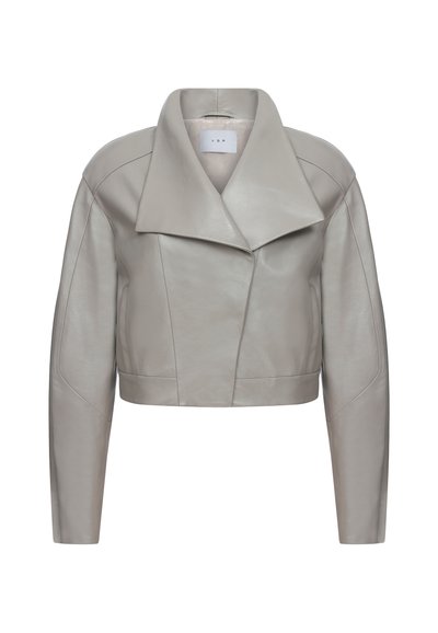 Giacca cropped in pelle grigia chiara con un ampio colletto, cuciture strutturate e maniche lunghe, caratterizzata da una texture liscia e un design minimal.