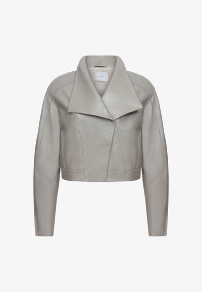 Lichtgrijze leren cropped jas met een brede kraag, gestructureerde naden en lange mouwen, met een soepele textuur en een minimalistisch ontwerp.