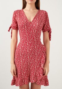 LELA FLORAL V NECK RUFFLE DETAIL MINI  - Denné šaty - red