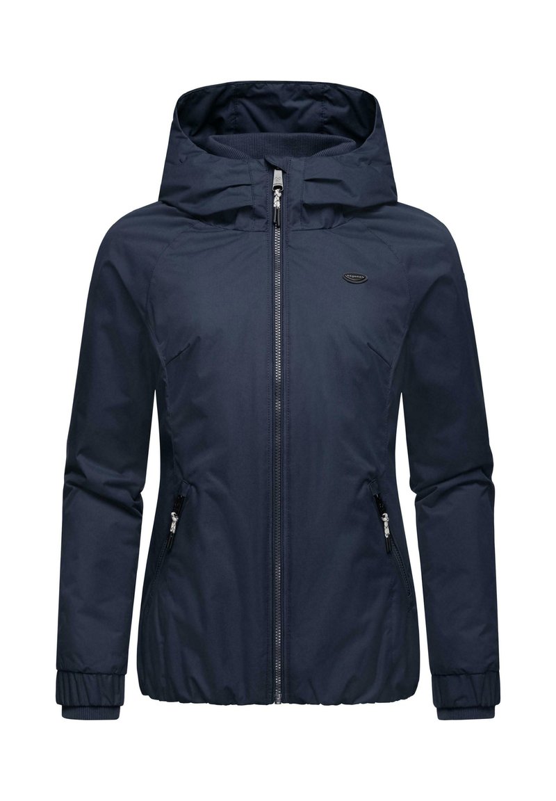 Veste imperméable bleu marine avec capuche, fermeture éclair à l'avant, poignets élastiques et deux poches latérales. Texture lisse et design léger.