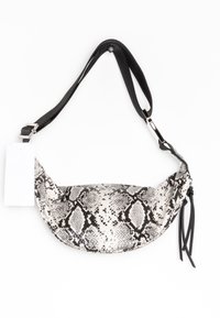 Borsa hobo con motivo a stampa serpente bianco e nero, texture in tessuto, tracolla nera regolabile e dettagli in metallo argentato.