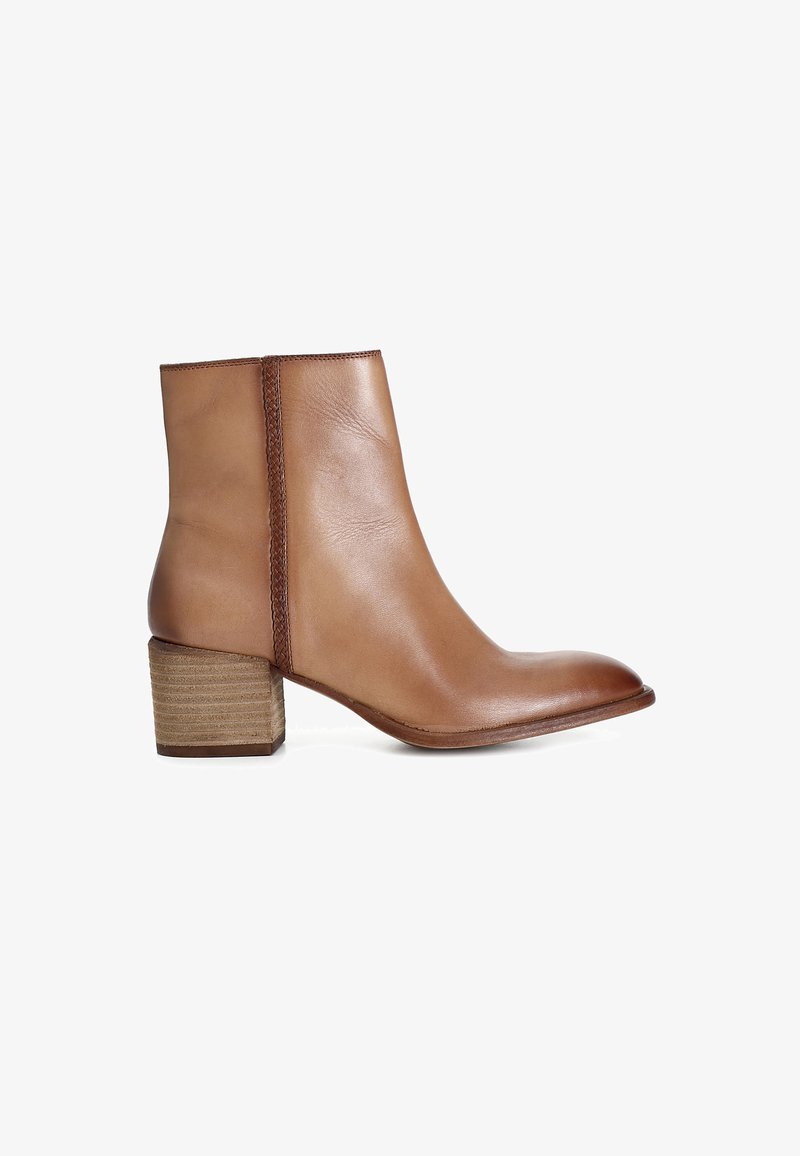 Brązowy skórzany botek za kostkę z okrągłym noskiem, teksturowaną boczną panelą i nałożonym drewnianym obcasem. Gładka powierzchnia z delikatnym połyskiem.