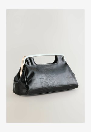 Czarna torba z ekologicznej skóry krokodyla o sztywnej formie, z białą i metalową rączką, podkreślonymi szwami i gładką fakturą.
