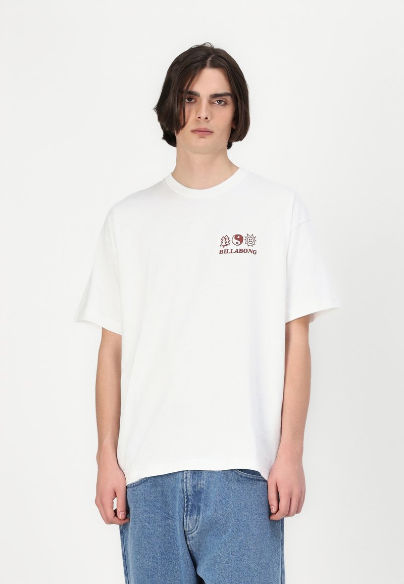 Balta medvilnė T-shirt su laisvu kirpimu, puošta raudonais grafika, įskaitant medžius ir žodį "BILLABONG" kairėje krūtinės pusėje.