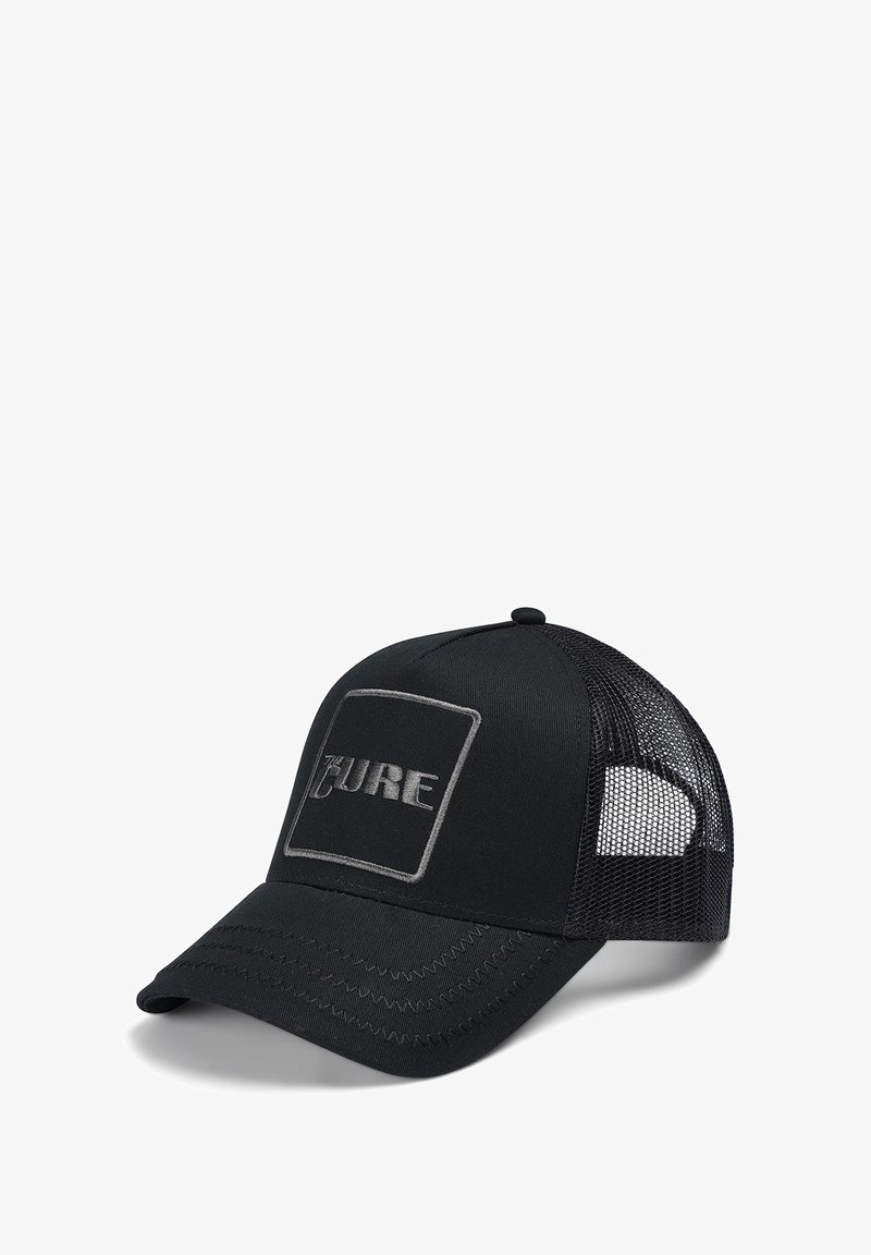 Schwarze Baseballcap mit Netzrücken, versehen mit einem rechteckigen Patch, auf dem "THE CURE" in grauer Stickerei steht. Vorgebogener Schirm mit genähten Details.