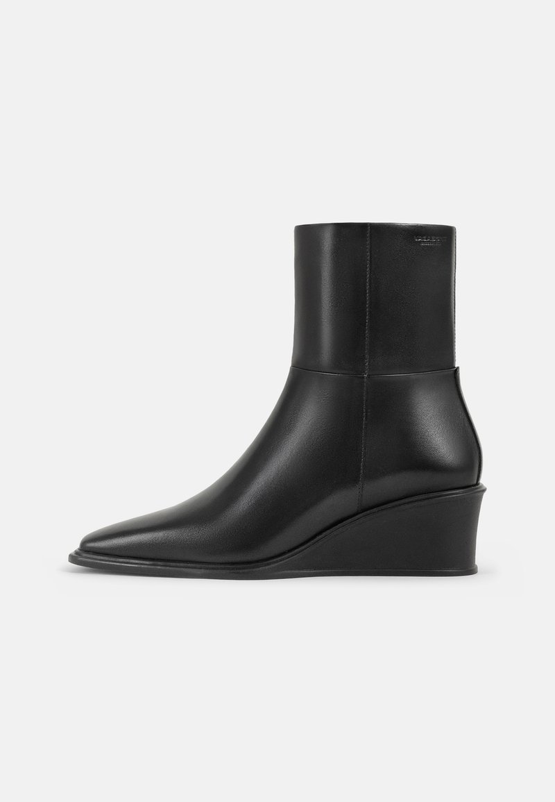 Černé kožené kotníkové boty s špičatou špičkou a klínovým podpatkem. Hladká textura, přiléhavý design, žádné viditelné kování nebo vzory.