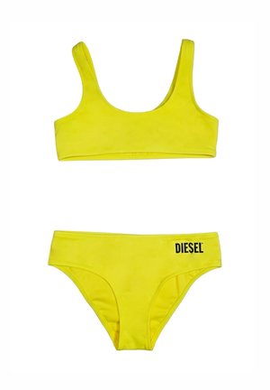 Costume da bagno a due pezzi giallo con top stile reggiseno sportivo e slip bikini con logo "DIESEL" sull'anca sinistra.