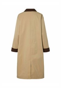 Μπεζ μακρύ παλτό με σκούρο καφέ γιακά και μανσέτες, οπίσθια όψη, ίσια γραμμή με κεντρική πίσω σχισμή.