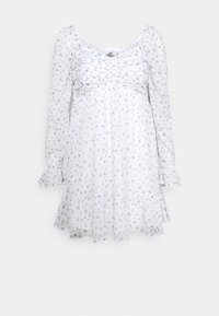 Biała sukienka w kwiatowy wzór z długimi bufkami, marszczonym stanem i falbaniastym dołem. Lekki materiał z niebieskimi i zielonymi akcentami kwiatowymi.