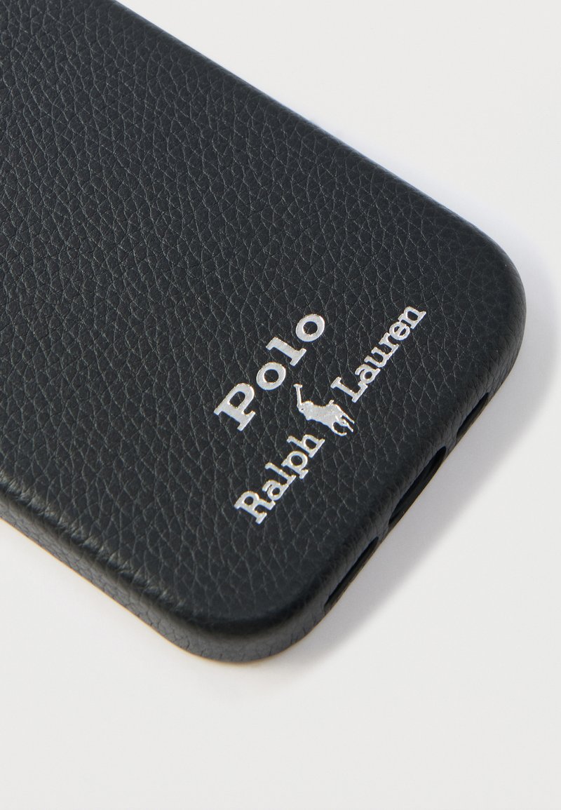 Étui de téléphone en cuir noir avec finition texturée, présentant le logo embossé argenté "Polo Ralph Lauren" et des bords arrondis pour un ajustement parfait.
