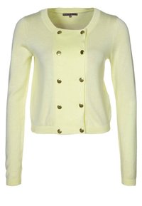 Gelber Cardigan aus weichem Strickmaterial, mit einer Knopfleiste mit goldfarbenen Knöpfen und langen Ärmeln. Verfügbar in einer verkürzten Schnittform.