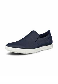 Scarpe slip-on in pelle blu navy con finitura testurizzata, dotate di suola in gomma bianca e design minimalista.