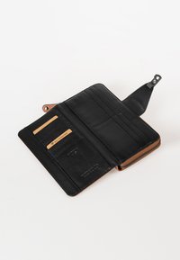 Portafoglio in pelle nera con zip, dotato di multiple fessure per carte, protezione RFID e una fodera interna marrone, che presenta un design testurizzato.