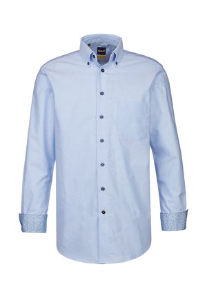Chemise à manches longues bleu clair avec un col à boutons. Présente des boutons foncés et des poignets à motifs. Comprend une poche poitrine. Matériau en mélange de coton.