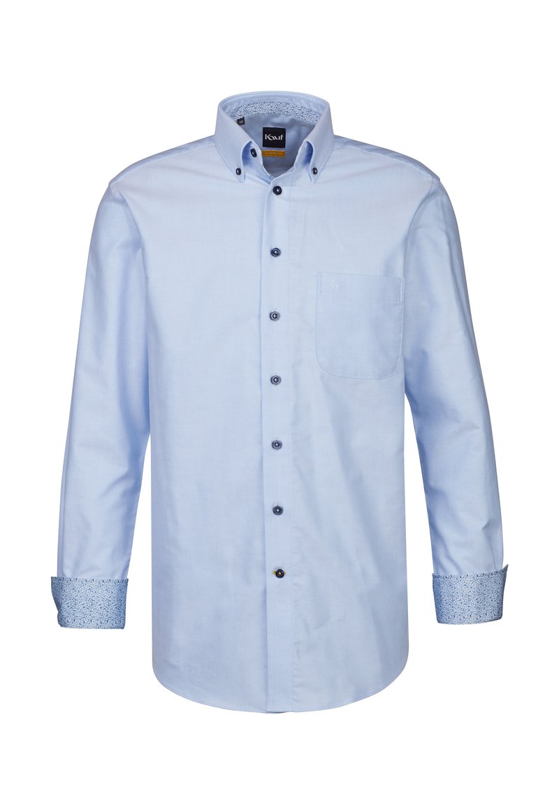 Camicia azzurra a maniche lunghe con colletto a punte. Presenta bottoni scuri e polsini con motivo. Include una tasca sul petto. Realizzata in tessuto misto cotone.