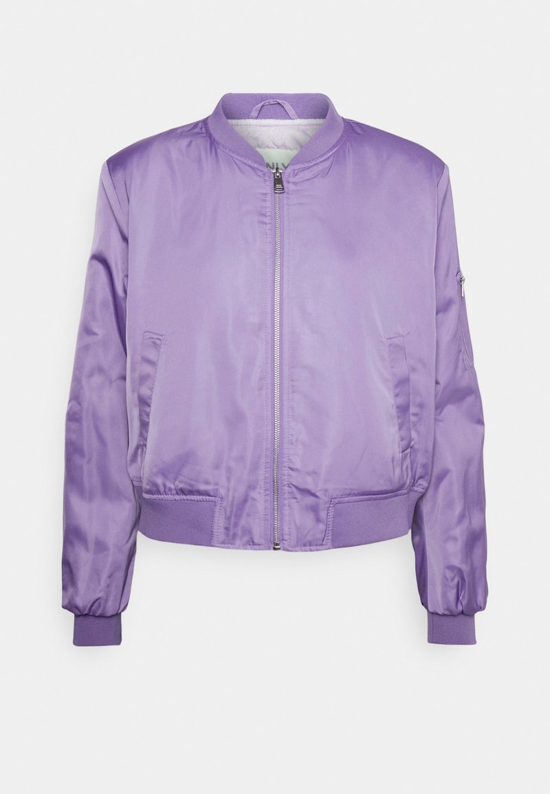 Veste bomber lavande avec fermeture éclair frontale, col, poignets et taille côtelés, deux poches latérales et une poche zippée sur la manche.