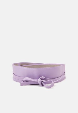 Lila brede leren riem met een geknoopte strik en een zachte textuur op een witte achtergrond.