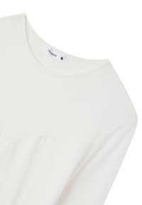 Maglia bianca a maniche lunghe realizzata in tessuto morbido con scollo rotondo e dettagli di cucitura, etichettata "Teranova" taglia S.