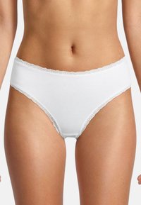 Weiße Baumwoll-Bikiniunterhosen mit glatter Textur, verziert mit einem zarten Spitzenrand entlang des Bundes und der Beinausschnitte.