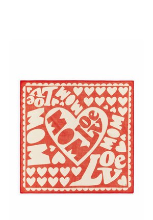 Rood-wit vierkant doek met grote gestileerde tekst "LOVE MOM" binnen een hart omgeven door meerdere kleinere hartjes en een gekartelde rand.