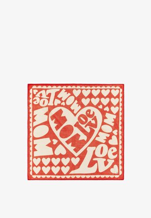 Rood-wit vierkant doek met grote gestileerde tekst "LOVE MOM" binnen een hart omgeven door meerdere kleinere hartjes en een gekartelde rand.