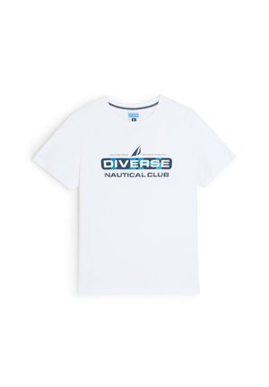 Biały T-shirt z krótkim rękawem z napisem "DIVERSE NAUTICAL CLUB" i małą grafiką żaglówki na środku klatki piersiowej, metka rozmiaru XL wewnątrz kołnierza.