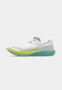 Chaussure de course légère avec une tige en maille grise respirante, un logo blanc et une semelle intermédiaire multicolore en vert et bleu canard, présentant un design élégant et ergonomique.