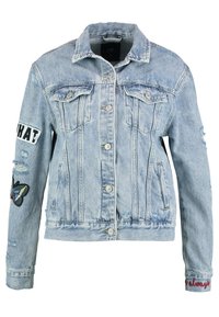 Giubbotto di jeans azzurro chiaro con dettagli consumati. Presenta due tasche sul petto, toppe ricamate e un design a farfalla sulla manica.