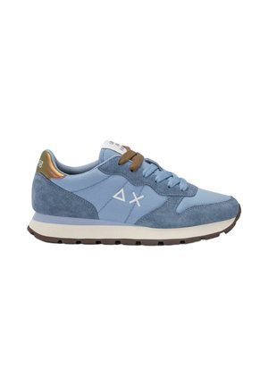 Sneaker azzurro chiaro con pannelli in camoscio e tessuto, lacci marroni, suola bianca e loghi bianchi Delta e X sul lato.