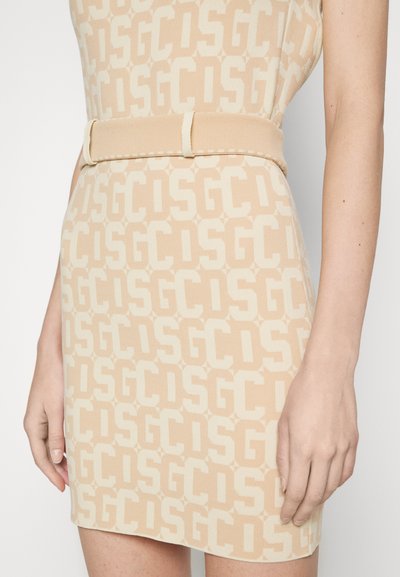 Robe en tricot beige avec un motif de logo répétitif. Dotée d'une ceinture assortie à la taille. Présente une silhouette ajustée et une texture lisse.