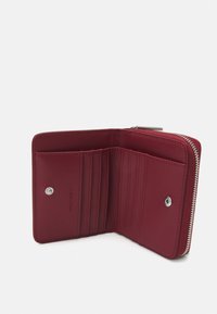 Calvin Klein MUST MEDIUM ZIP AROUND WALLET - Plånbok - biking red