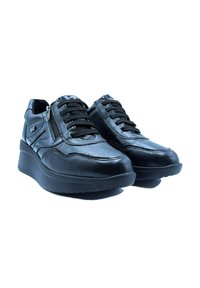 Sneakers in pelle nera con finitura testurizzata, chiusura con lacci sul fronte e zip laterale. Presentano una suola spessa e imbottita per maggiore altezza e comfort.