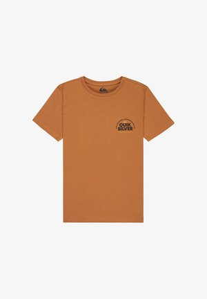 T-shirt en coton marron à manches courtes, col rond, avec un logo circulaire noir sur la poitrine gauche comprenant le texte de la marque.