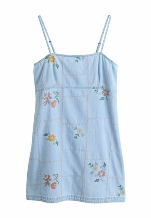 Rochie albastru deschis fără mâneci cu bretele subțiri, având un design patchwork și mici modele florale brodate portocalii și galbene.