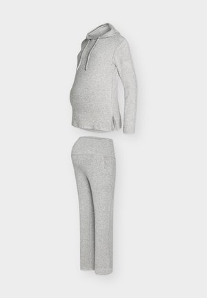 Šedá těhotenská mikina s kapucí, klokaní kapsou a stahovací šňůrkou, doplněná šedými kalhotami se elastickým pasem.