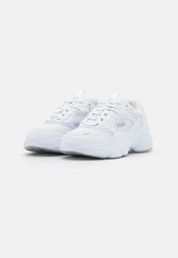Chaussures de sport blanches en cuir lisse et mesh. Dotées d'un bout arrondi, d'une languette matelassée et d'une semelle texturée pour une bonne adhérence.