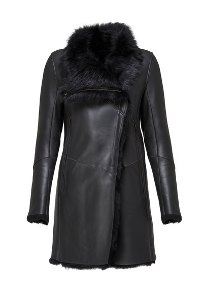 Schwarzer Ledermantel mit einem Pelzkragen, seitlichen Reißverschlusstaschen und einer strukturierten Oberfläche. Das Design umfasst einen asymmetrischen Frontverschluss.