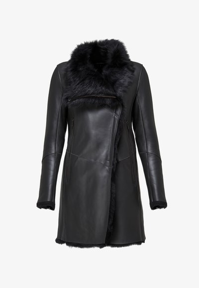 Sort læderjakke med pelskrave, sidelommer med lynlås og en struktureret overflade. Designet har en asymmetrisk frontlukning.