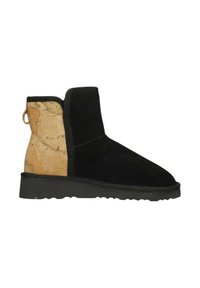 Stivale alla caviglia in suede nero con un tessuto a motivo mappa testurizzato sul retro, suola in gomma nera e linguetta per facilitare l'uso.