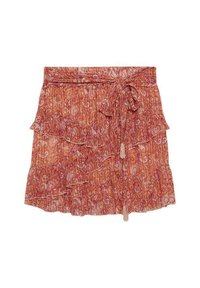 Falda corta acampanada en un estampado de paisley en rojo y naranja, con cintura ajustable, capas con volantes y textura de tela ligera.