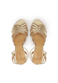 Goldene Riemchensandalen mit einer strukturierten Oberfläche, quadratischer Zehenpartie und dünnen Knöchelriemen für einen sicheren Sitz. Mit einem kleinen dekorativen Hardware-Akzent.